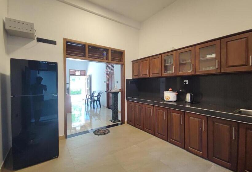 Отель Sara Place