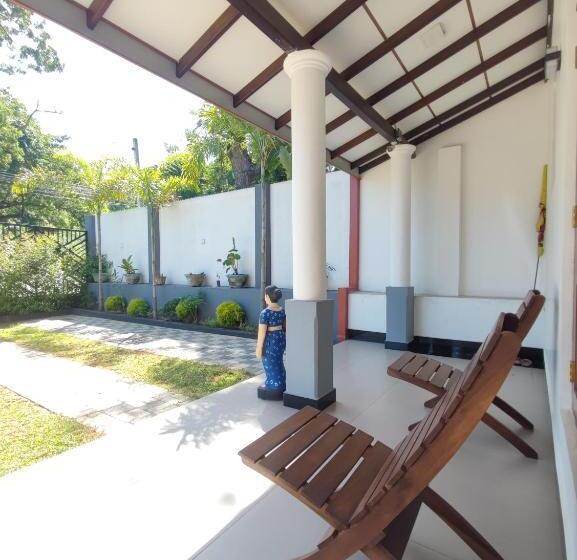 Отель Sara Place