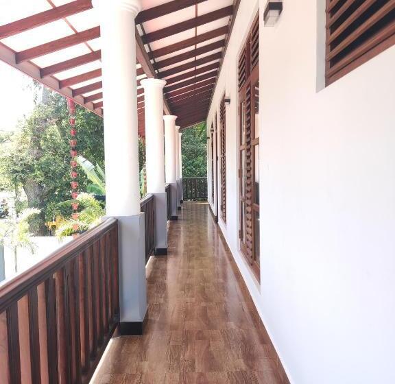 Отель Sara Place