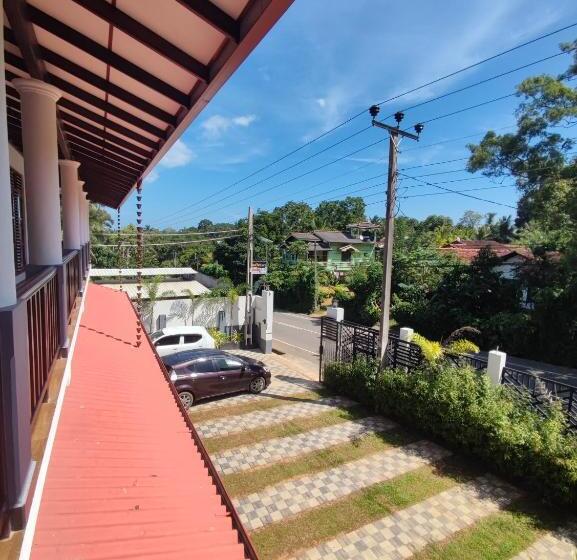 Отель Sara Place