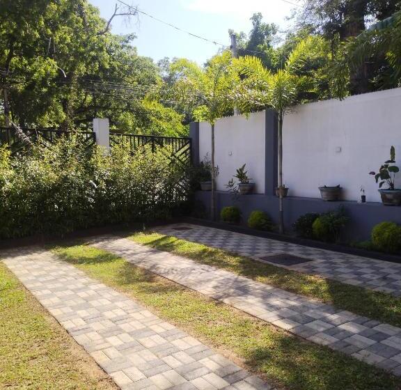 Отель Sara Place