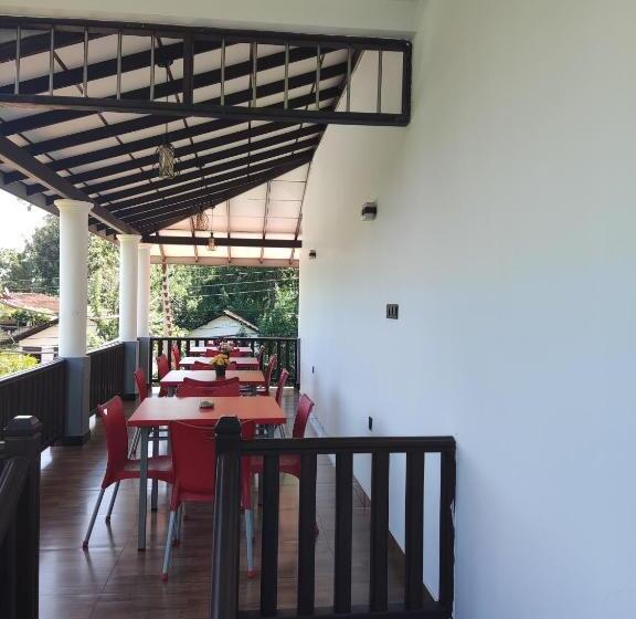 Отель Sara Place