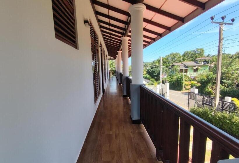 Отель Sara Place