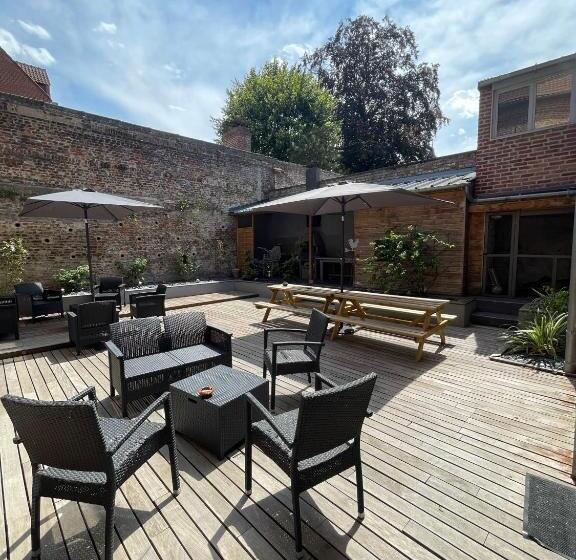 پانسیون Douai House