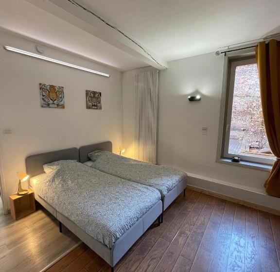 پانسیون Douai House