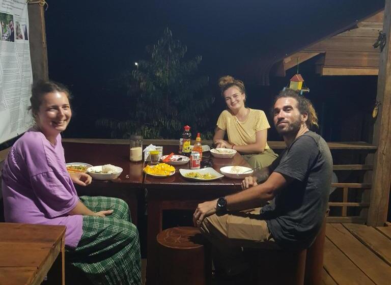 호스텔 Banlung Mountain View Treks & Tours