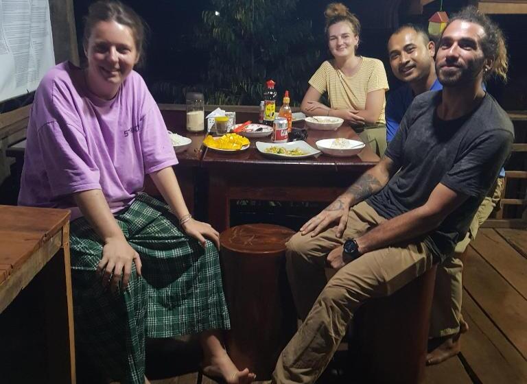 호스텔 Banlung Mountain View Treks & Tours