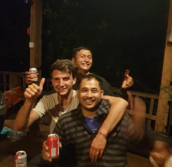 호스텔 Banlung Mountain View Treks & Tours