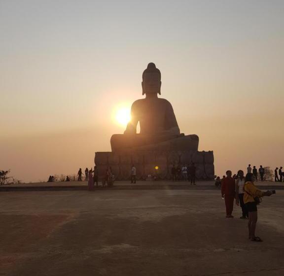 호스텔 Banlung Mountain View Treks & Tours