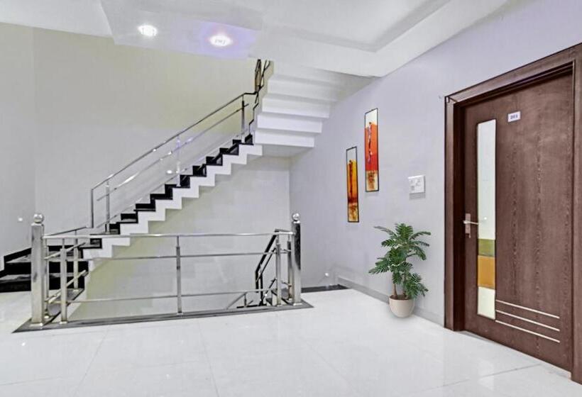 Hotel Collection O 805123 Akriti Regency