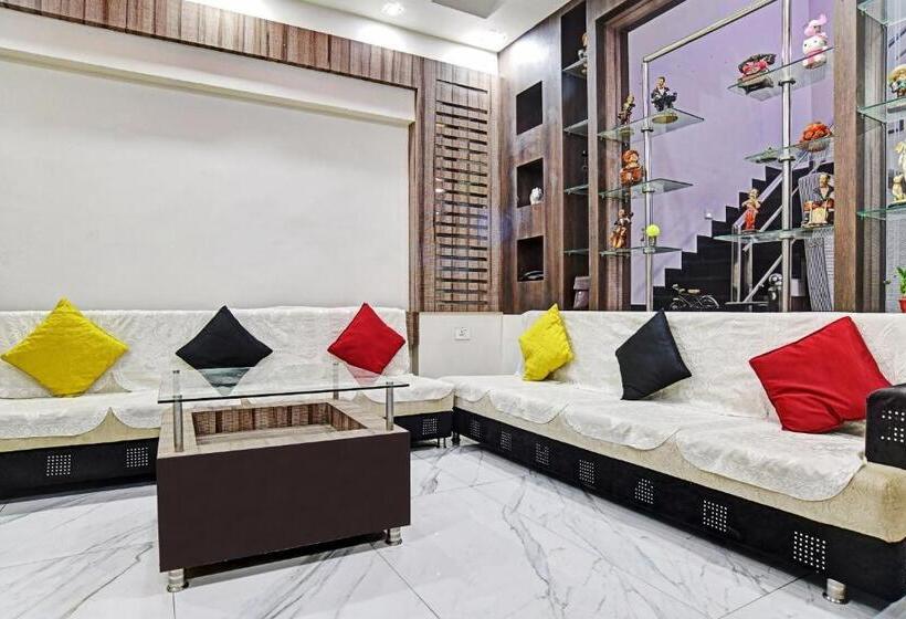 Hotel Collection O 805123 Akriti Regency