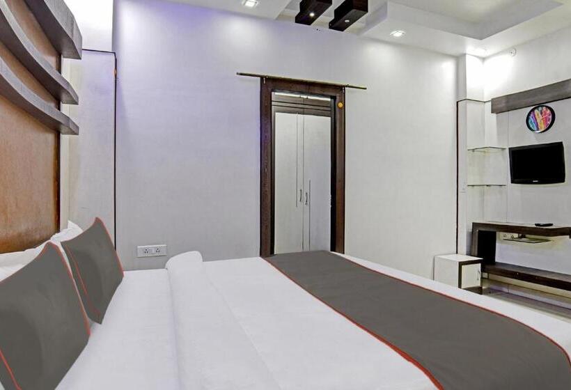 Hotel Collection O 805123 Akriti Regency