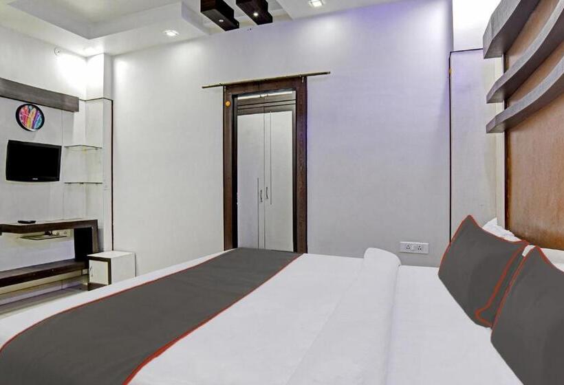 Hotel Collection O 805123 Akriti Regency