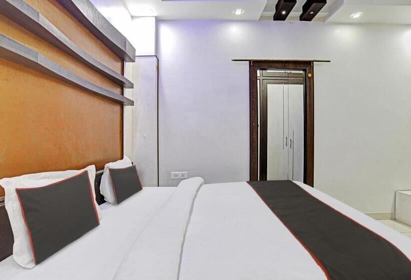 Hotel Collection O 805123 Akriti Regency