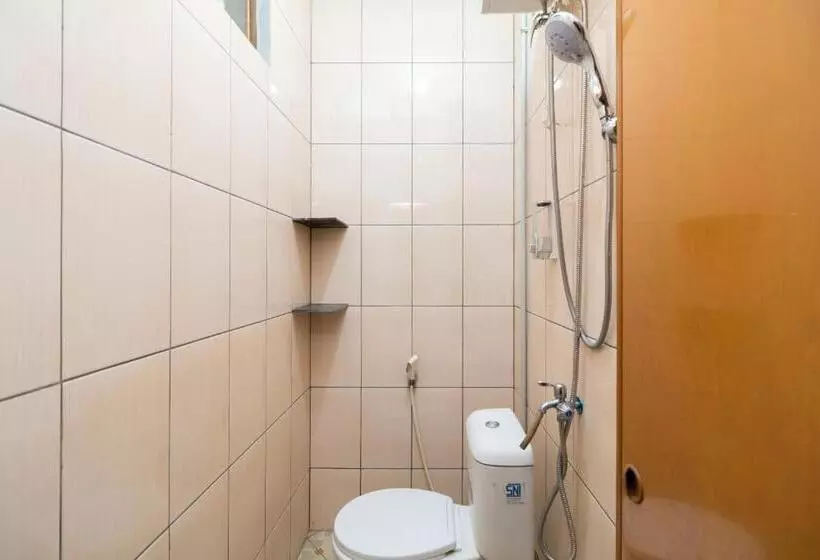 ホテル Reddoorz Near Rs Sari Asih Cipondoh