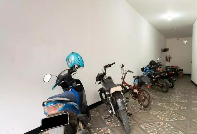 ホテル Reddoorz Near Rs Sari Asih Cipondoh