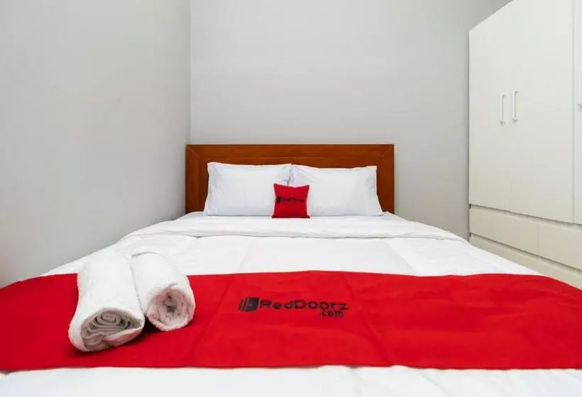 ホテル Reddoorz Near Rs Sari Asih Cipondoh