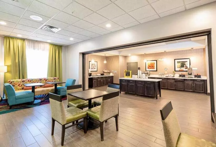 ホテル Flag Point Inn And Suites Pratt By Fairbridge