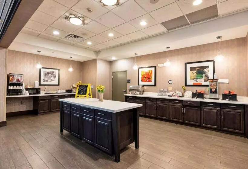 ホテル Flag Point Inn And Suites Pratt By Fairbridge