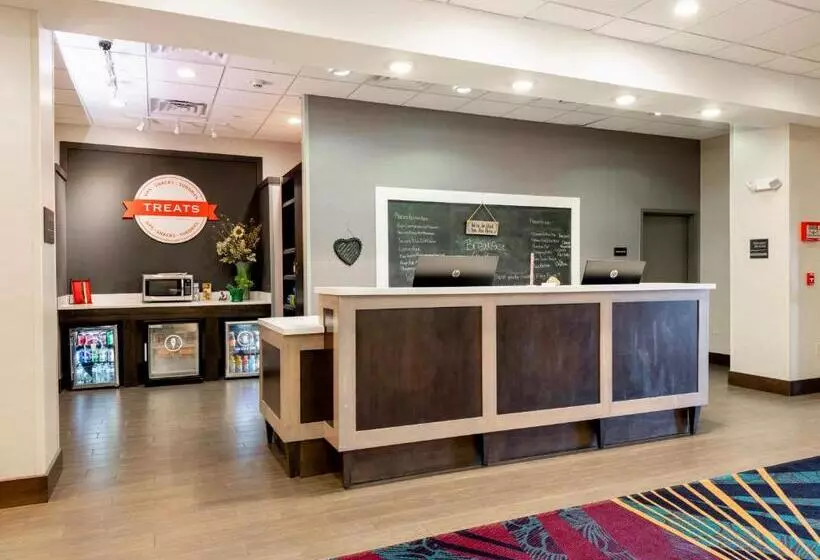 ホテル Flag Point Inn And Suites Pratt By Fairbridge