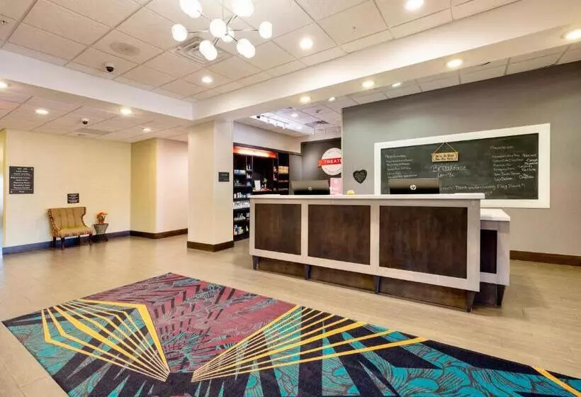 ホテル Flag Point Inn And Suites Pratt By Fairbridge