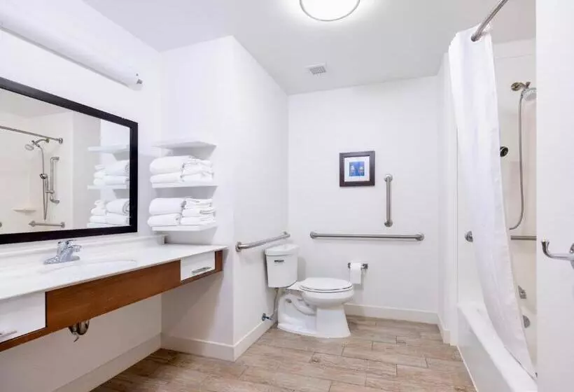 ホテル Flag Point Inn And Suites Pratt By Fairbridge