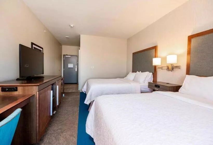 ホテル Flag Point Inn And Suites Pratt By Fairbridge