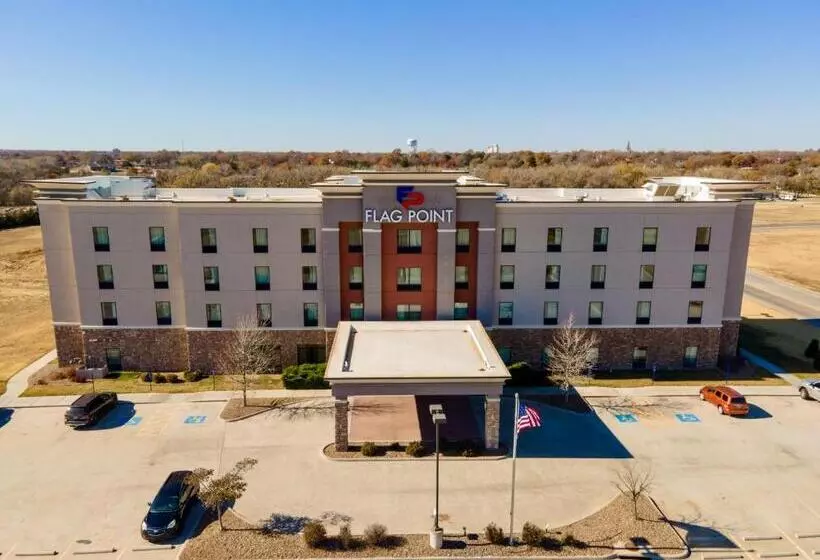 ホテル Flag Point Inn And Suites Pratt By Fairbridge