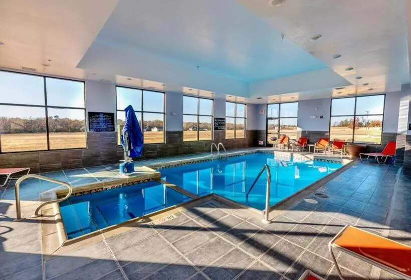 ホテル Flag Point Inn And Suites Pratt By Fairbridge