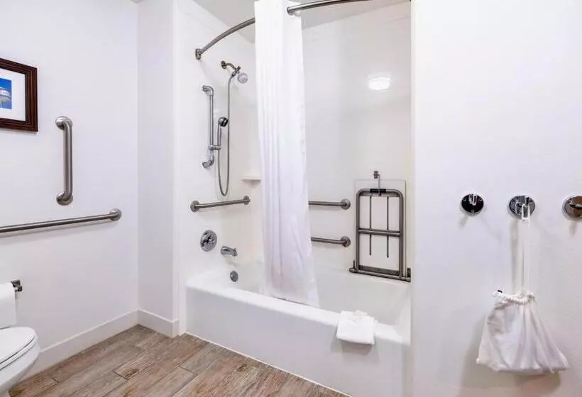 ホテル Flag Point Inn And Suites Pratt By Fairbridge