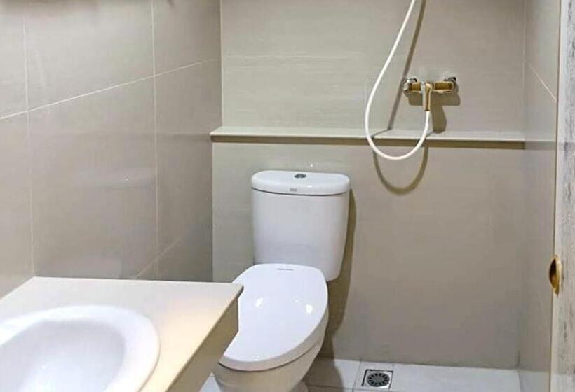 هتل Twospaces Living At Maximus Inn