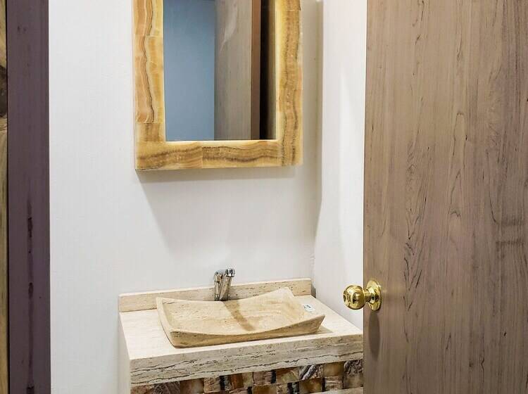 فندق Blue Turtle