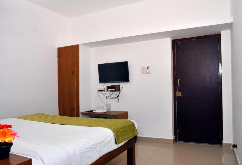 Пансион The Club House  Swimming Pool That S Better Than The Beach