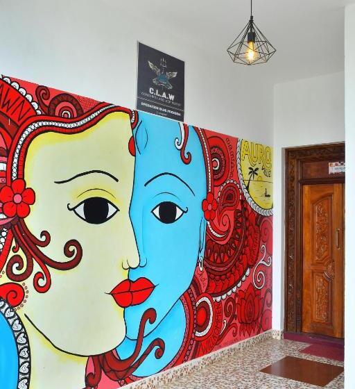 Пансион The Club House  Swimming Pool That S Better Than The Beach