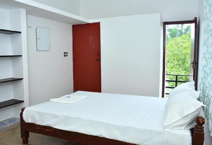 Пансион The Club House  Swimming Pool That S Better Than The Beach