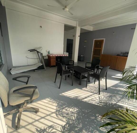 پانسیون The Choudhury Manor Homestay