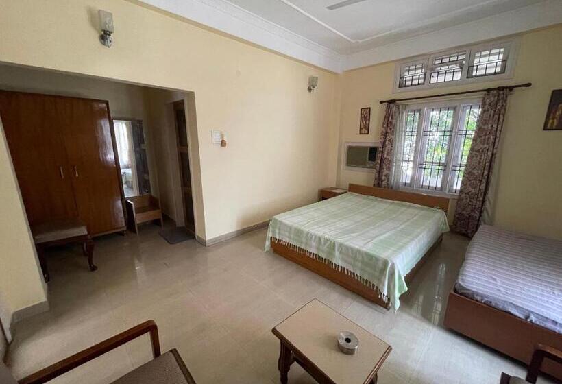 پانسیون The Choudhury Manor Homestay