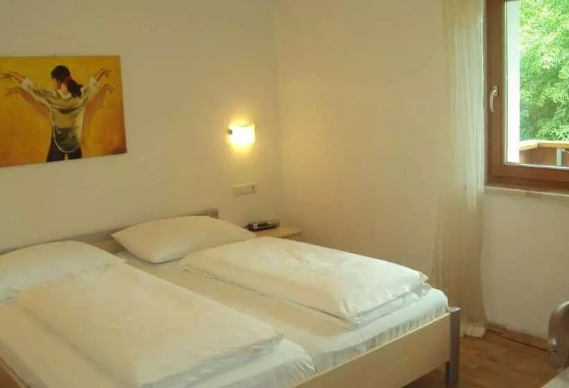 Aamiaismajoitus (B&B) Beautiful Residence Klementhof With Garden And A Seasonal Outdoor Pool