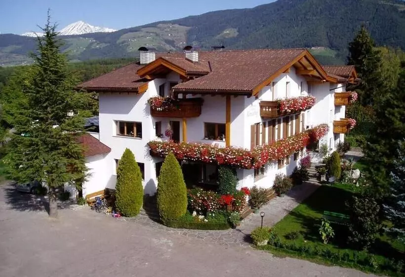 Aamiaismajoitus (B&B) Beautiful Residence Klementhof With Garden And A Seasonal Outdoor Pool