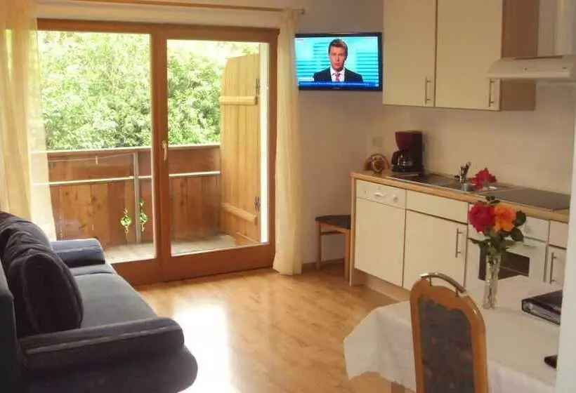 Aamiaismajoitus (B&B) Beautiful Residence Klementhof With Garden And A Seasonal Outdoor Pool