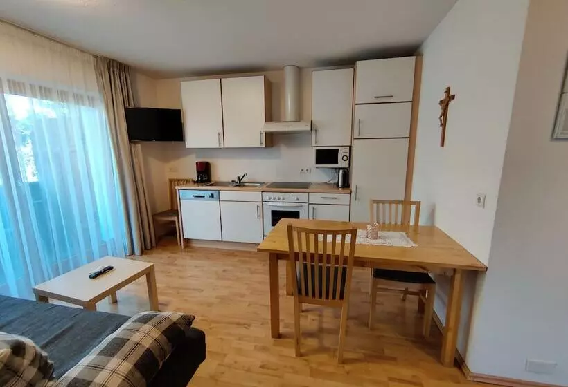 Aamiaismajoitus (B&B) Beautiful Residence Klementhof With Garden And A Seasonal Outdoor Pool