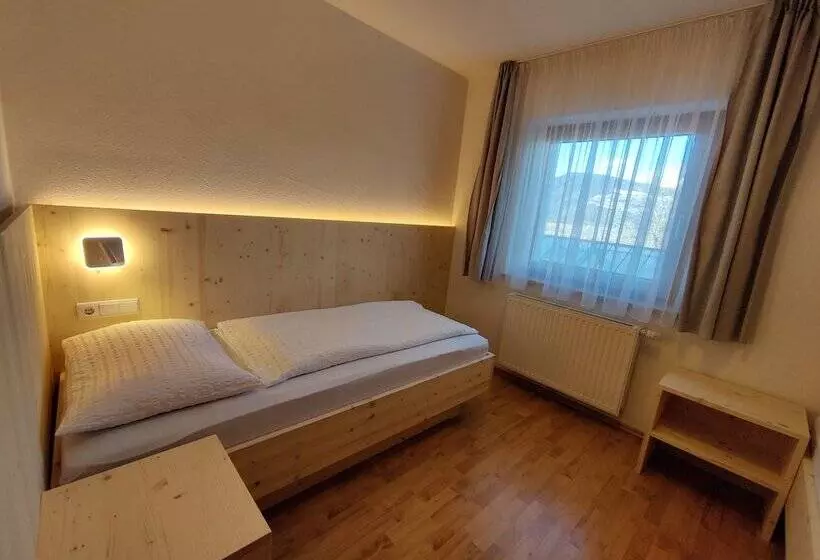 Aamiaismajoitus (B&B) Beautiful Residence Klementhof With Garden And A Seasonal Outdoor Pool