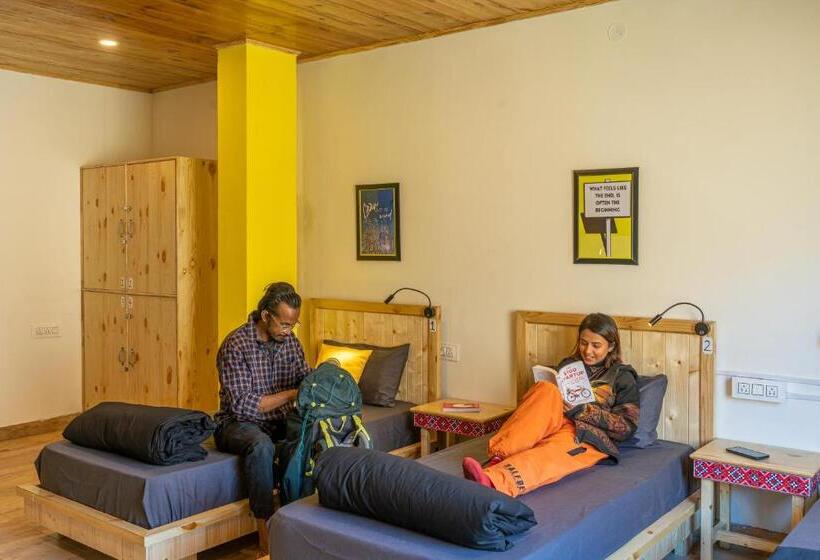 בית מלון כפרי The Hosteller Tirthan Valley