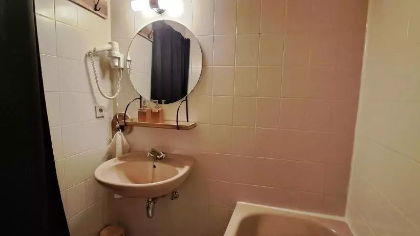 Retkeilymaja Dikke Vriend , Herberg & Taverne