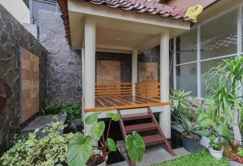 ホテル Reddoorz Syariah Near Universitas Jember