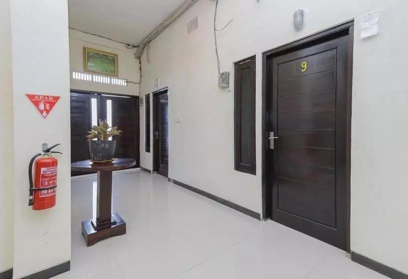 ホテル Reddoorz Syariah Near Universitas Jember