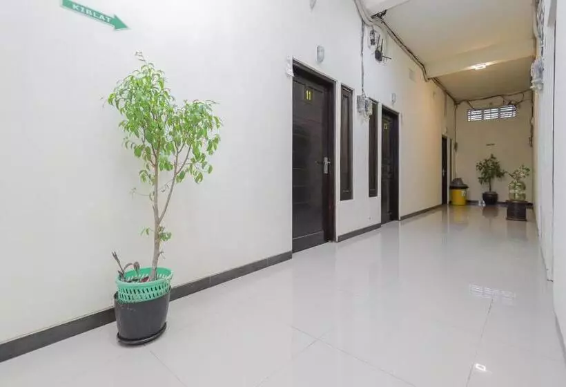 ホテル Reddoorz Syariah Near Universitas Jember