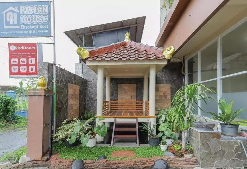 ホテル Reddoorz Syariah Near Universitas Jember