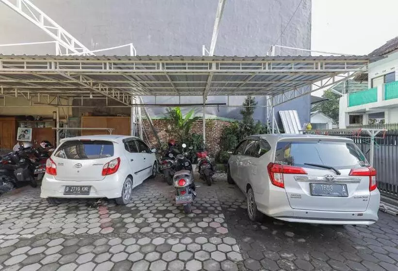 ホテル Reddoorz Syariah Near Universitas Jember