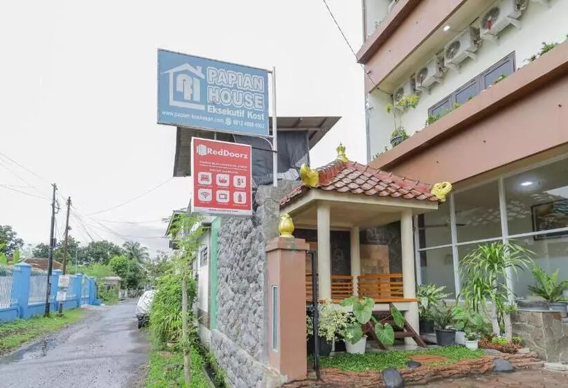 ホテル Reddoorz Syariah Near Universitas Jember